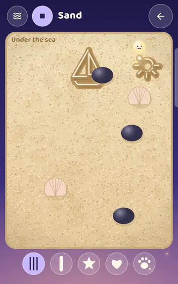 Screenshot: Sand with Draw for me: a little friend draws a picture in the sand (here “Under the sea”) while the child watches. Tools along the bottom: Rake, Finger, Star, Heart and Paw stamps; Smooth the sand clears it.
